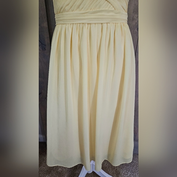 DAVID'S BRIDAL Short Chiffon V-Neck Dress with Ruching In Canary Yellow. Size 4 - Picture 6 of 14